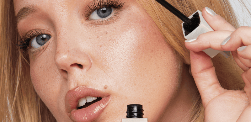 Peut-on utiliser un sérum cils et un mascara en même temps ?